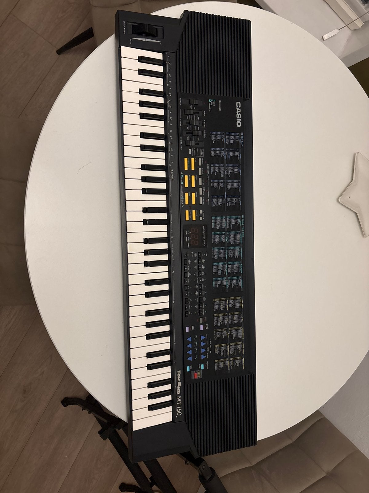 Casio MT-750 Keyboard met standaard- Te Koop, Muziek en Instrumenten, Casio, Ophalen of Verzenden, Met standaard, 61 toetsen
