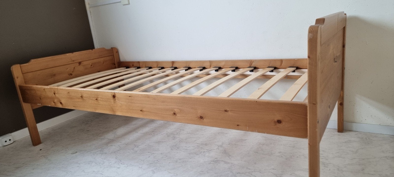 Seniorenbed/Logeerbed 90 x200 hout, Ophalen, Gebruikt, 90 cm, Eenpersoons