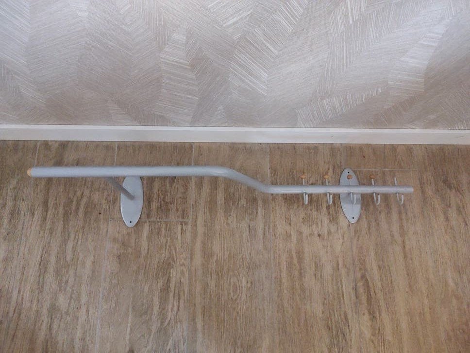 Grijze wandkapstok met haken en houten knoppen, Ophalen, Gebruikt, Metaal, Wandkapstok