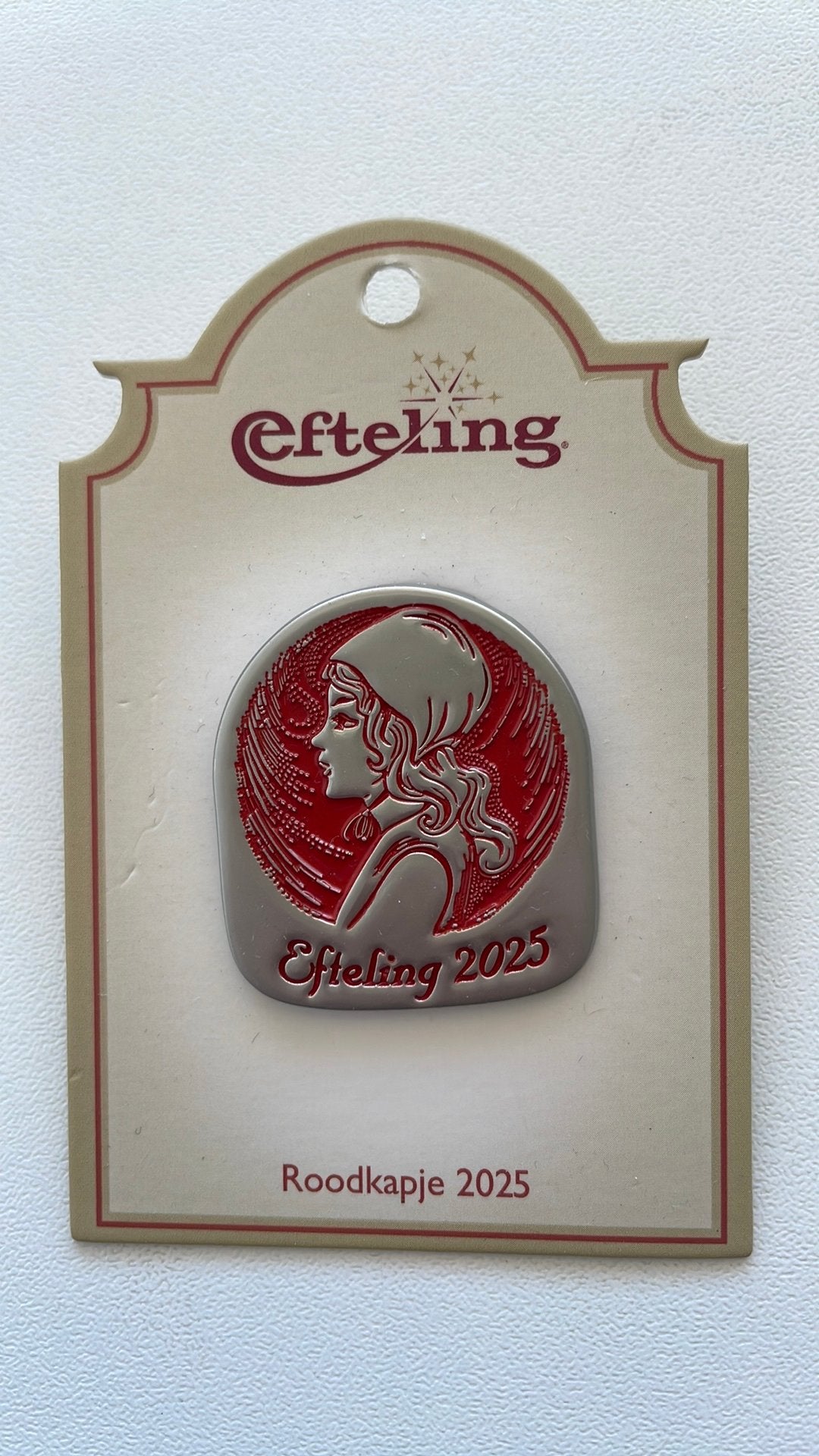Efteling pin Roodkapje 2025 EPP 482 op kaartje, Ophalen of Verzenden, Nieuw, Button of Speldje