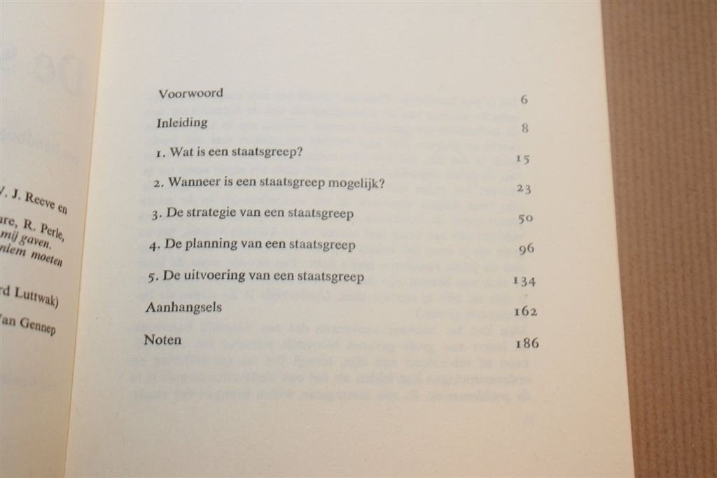 De Staatsgreep Handboek — Luttwak Strategie & Politiek 1969, Boeken, Ophalen of Verzenden, Gelezen, Politiek en Staatkunde, Nederland