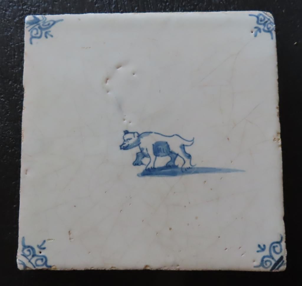 Antieke 17e eeuwse diertegel (ca 1660) met hond, blauw/wit, Verzenden