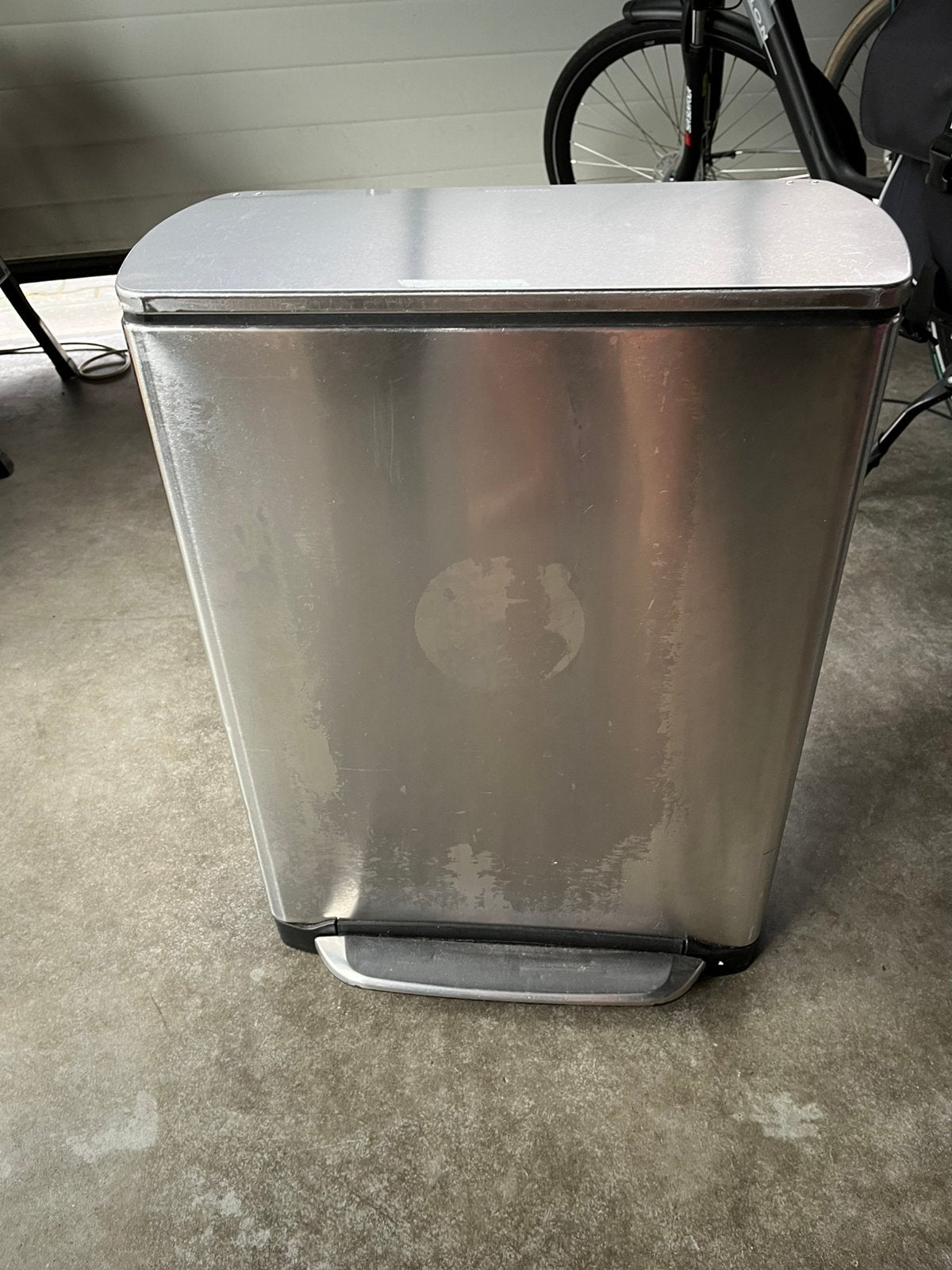 Hoge afvalbak, Ophalen, 50 – 75, Gebruikt, Met pedaal
