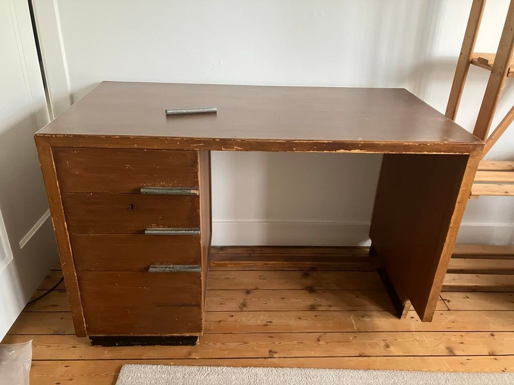 Gaat 9/5 weg Gratis oud bureau met houtworm, Ophalen, Gebruikt, 115 cm, Vintage