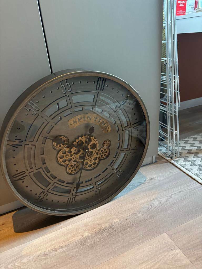 Wandklok "Spin Time" met draaiende tandwielen, Huis en Inrichting, Woonaccessoires | Klokken, Ophalen, Zo goed als nieuw, Wandklok