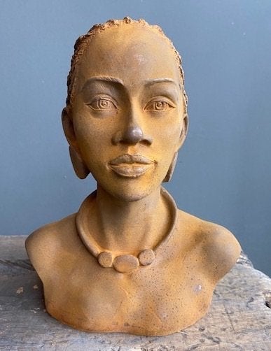 Gietijzeren borstbeeld Afrikaanse vrouw haarband of ketting., Ophalen of Verzenden, Nieuw, Metaal, Mensenbeeld