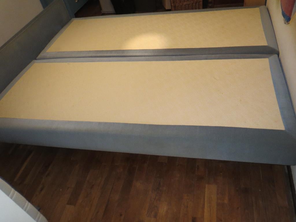 GRATIS  2 boxsprings, Ophalen, Gebruikt, Eenpersoons, Blauw
