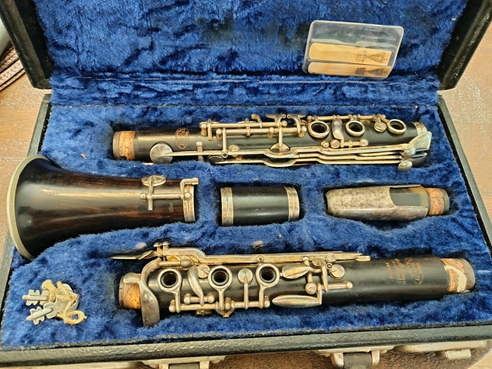Antieke klarinet - mist schroefdraad tip Rudolf uebel, Gebruikt, Overige typen, Ophalen of Verzenden, Met koffer