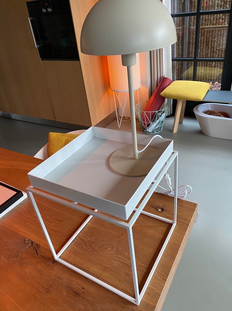Te koop: Twee HAY Tray Tables (wit, 30x30 cm), Minder dan 45 cm, Minder dan 55 cm, Metaal of Aluminium, Vierkant