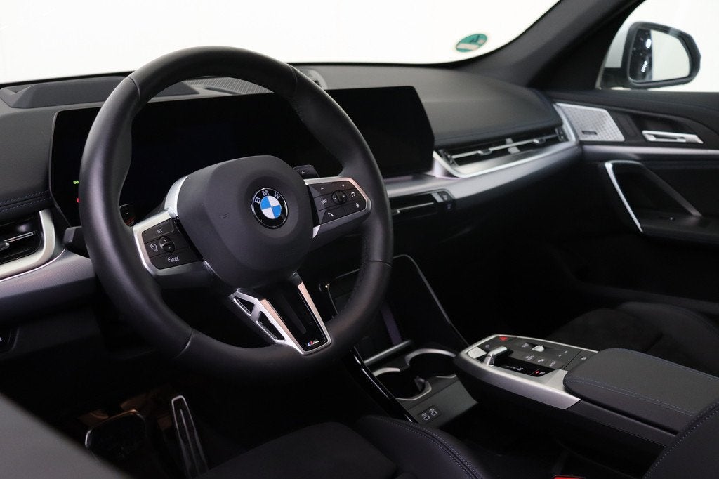 BMW X1 sDrive20i High Executive M Sport Automaat / Trekhaak, Auto's, BMW, 1525 kg, 156 pk, Met garantie (alle), Wit