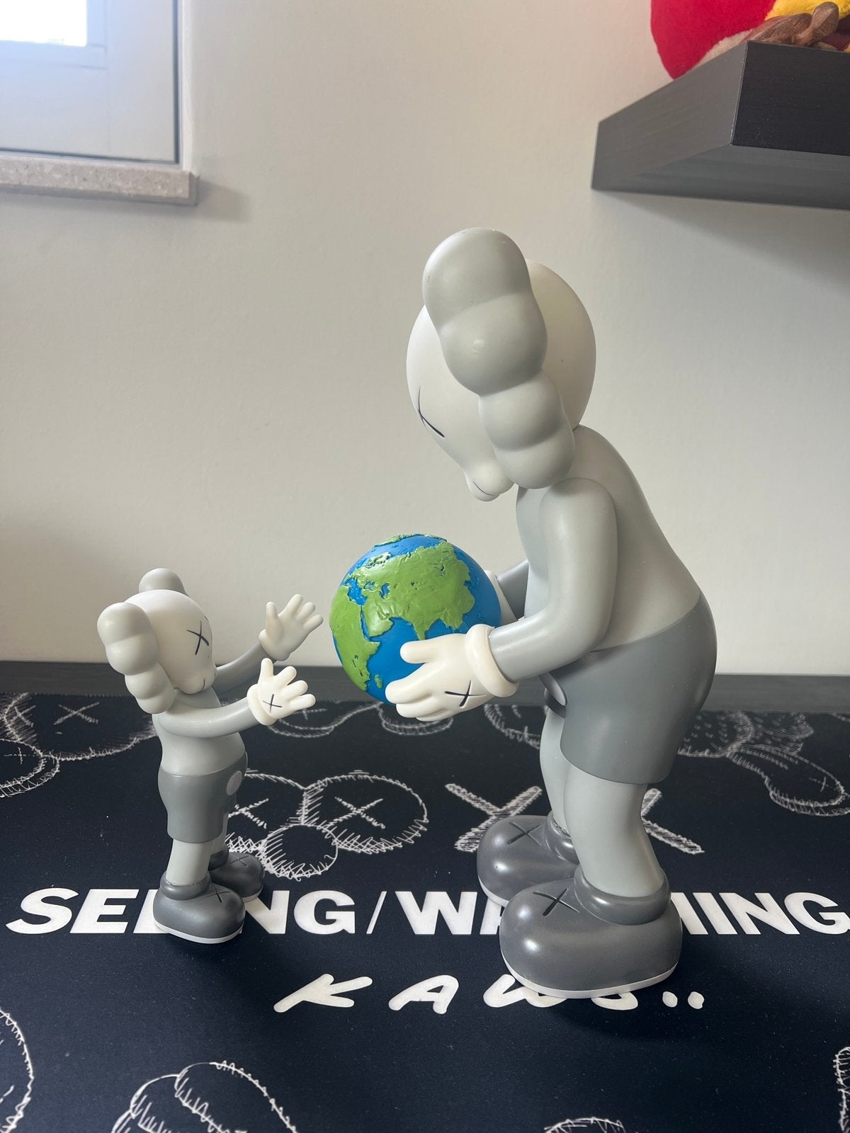 Kaws “The Promise”, Ophalen of Verzenden, Gebruikt