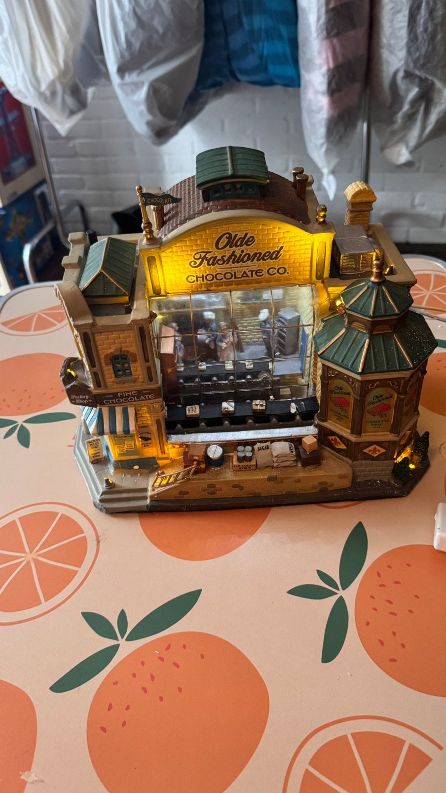 Lemax Olde Fashioned Chocolate Co. #95888 – RETIRED, Diversen, Ophalen of Verzenden, Gebruikt