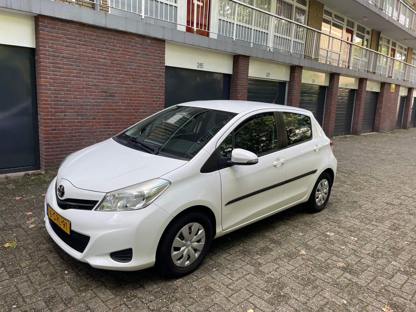 Toyota Yaris Now 1.0 Vvt-i 5 Deurs met Airco incl. NAP, Auto's, Stof, Wit, Origineel Nederlands, Handgeschakeld