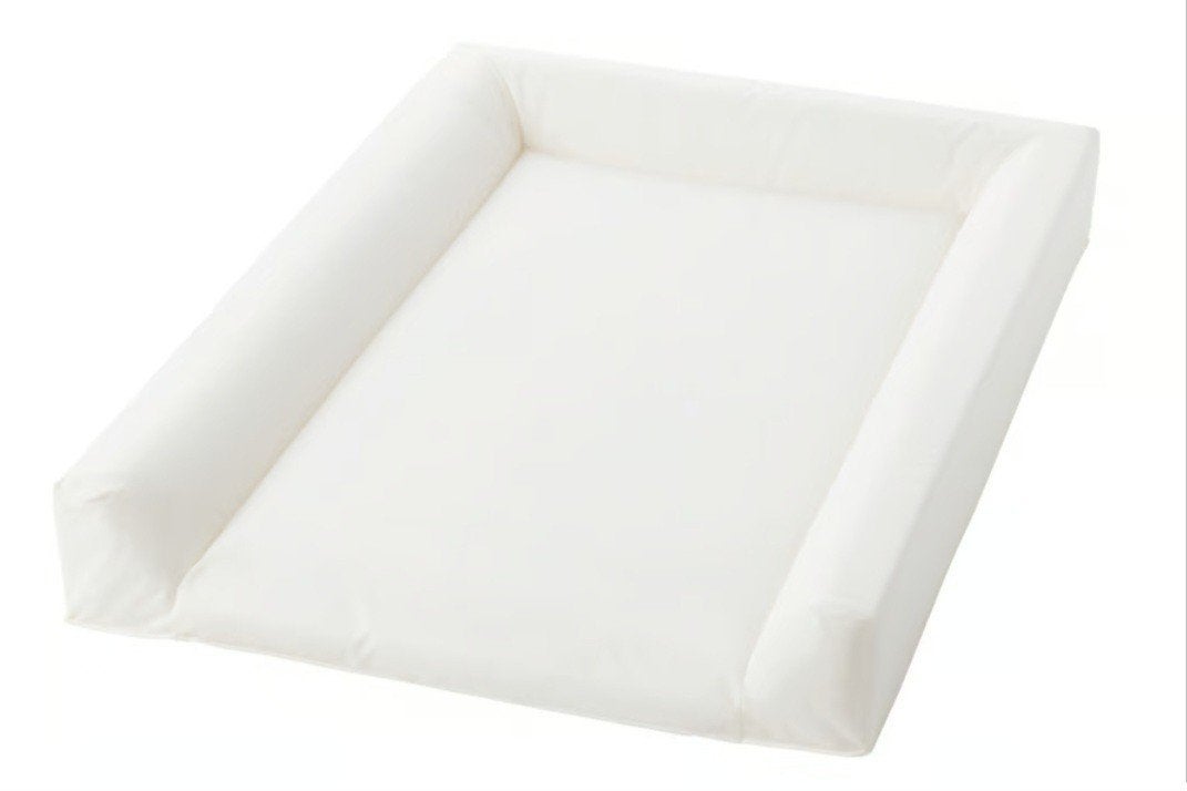 Witte commode met opstaande rand en twee planken, Ophalen, Gebruikt, 50 tot 70 cm, 75 tot 100 cm