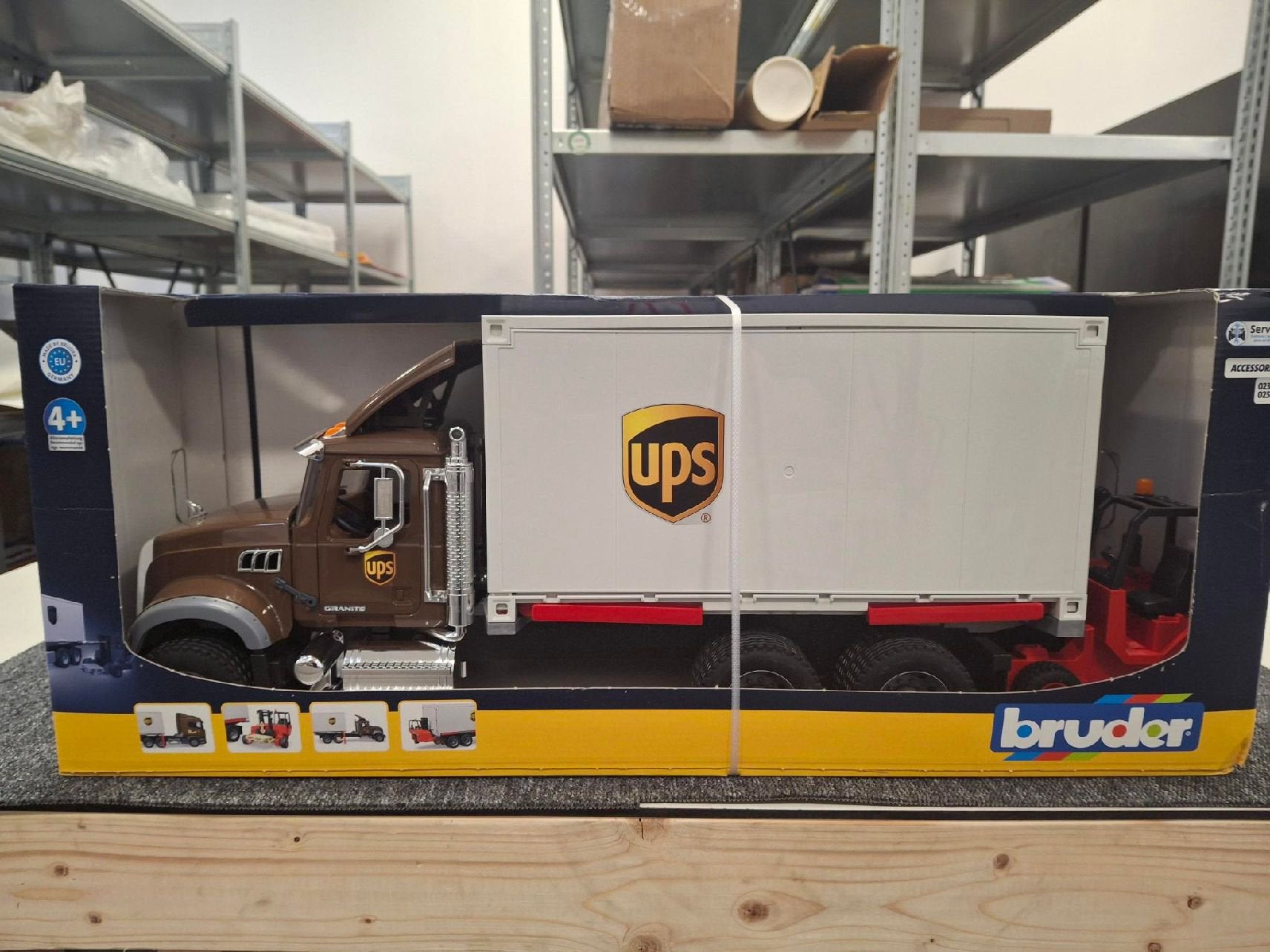 Bruder Mack Granite met UPS afzetbak en kooiaap, Kinderen en Baby's, Speelgoed | Speelgoedvoertuigen, Ophalen of Verzenden, Nieuw