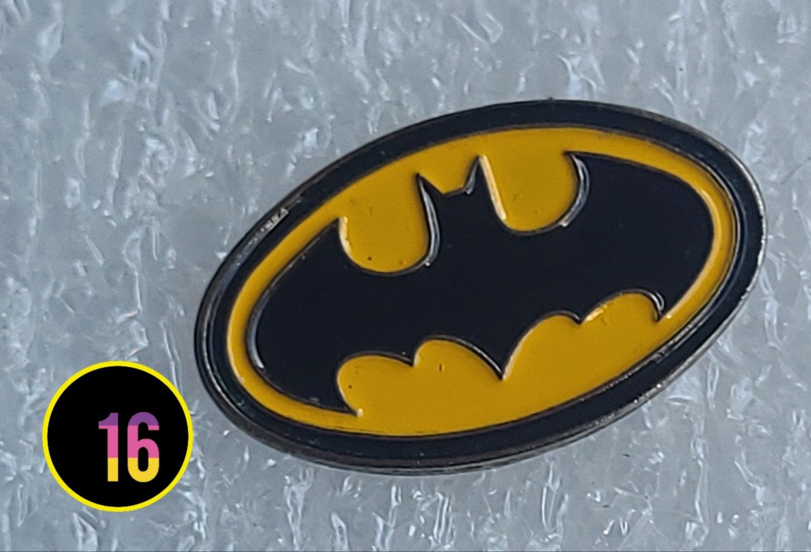 Batman logo pin - Verzamelobject voor fans, Verzamelen, Speldjes, Pins en Buttons, Verzenden