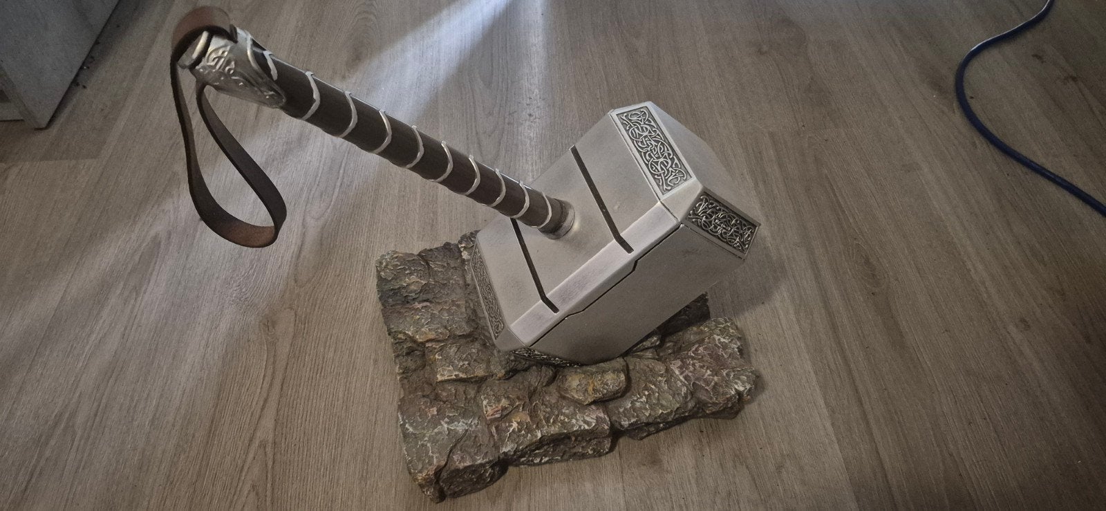 Thor's Mjolnir/Jonathan Hamer met standaard - Marvel replica, Ophalen of Verzenden, Zo goed als nieuw