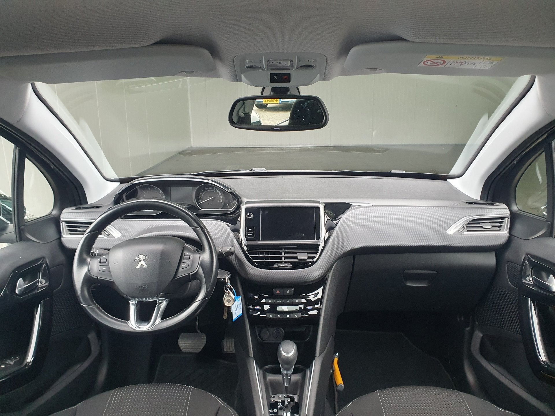 Peugeot 208 1.2 PureTech Allure NAVI/PDC/CARPLAY/TRHAAK/LMV, Auto's, Dealer onderhouden, Stof, Gebruikt, Euro 6