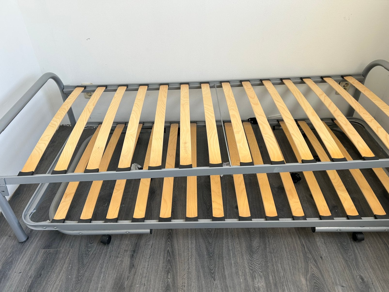 Eenpersoonsbed logeerbed met uitschuifbaar logeerbed, Ophalen, 90 cm, Eenpersoons, Zo goed als nieuw