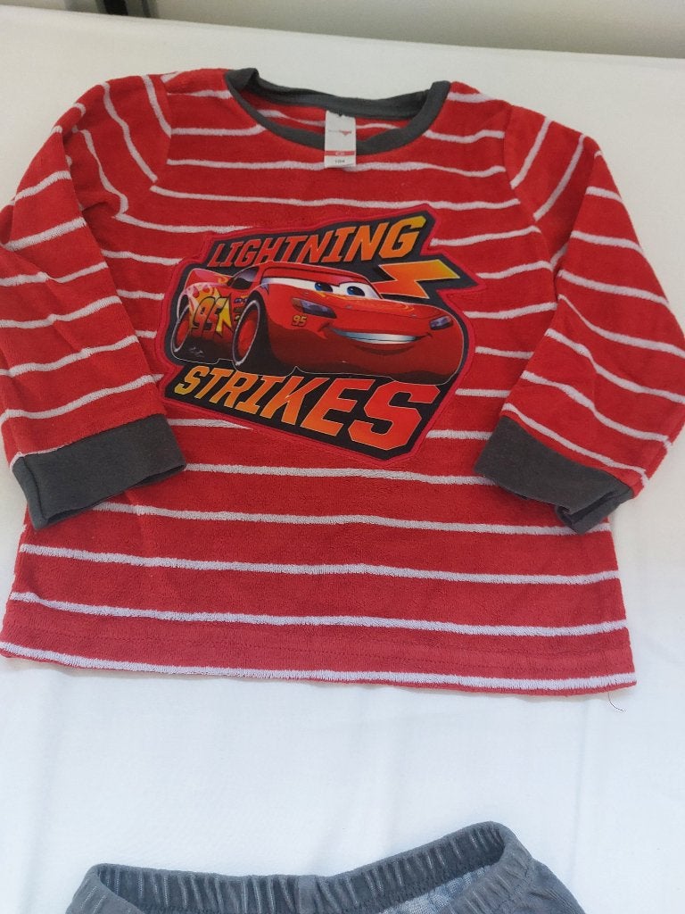 pyama Cars rood met grijze broek, mt. 104 , velours stof, Nacht- of Onderkleding, Gebruikt, Disney Pikar,  C & A, Ophalen of Verzenden