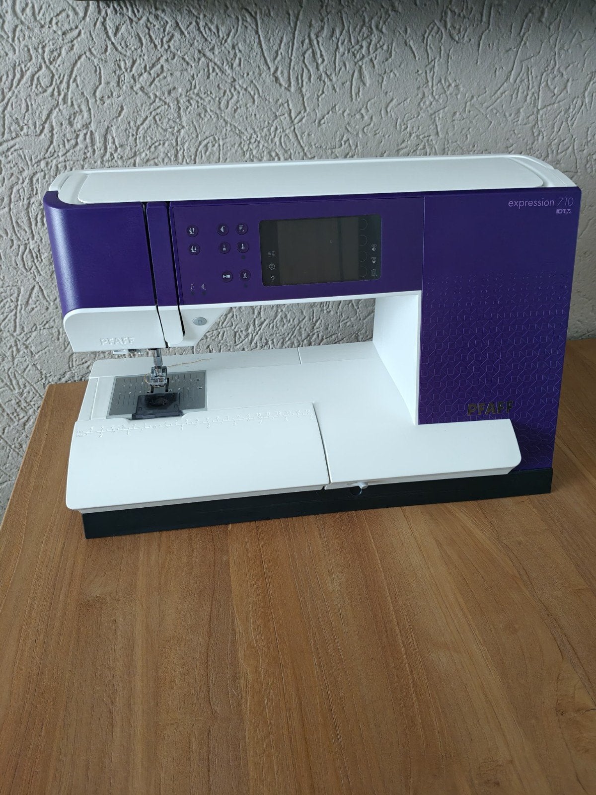 Pfaff Expression 710 paars design, Hobby en Vrije tijd, Naaimachines en Toebehoren, Ophalen, Nieuw, Naaimachine, Pfaff