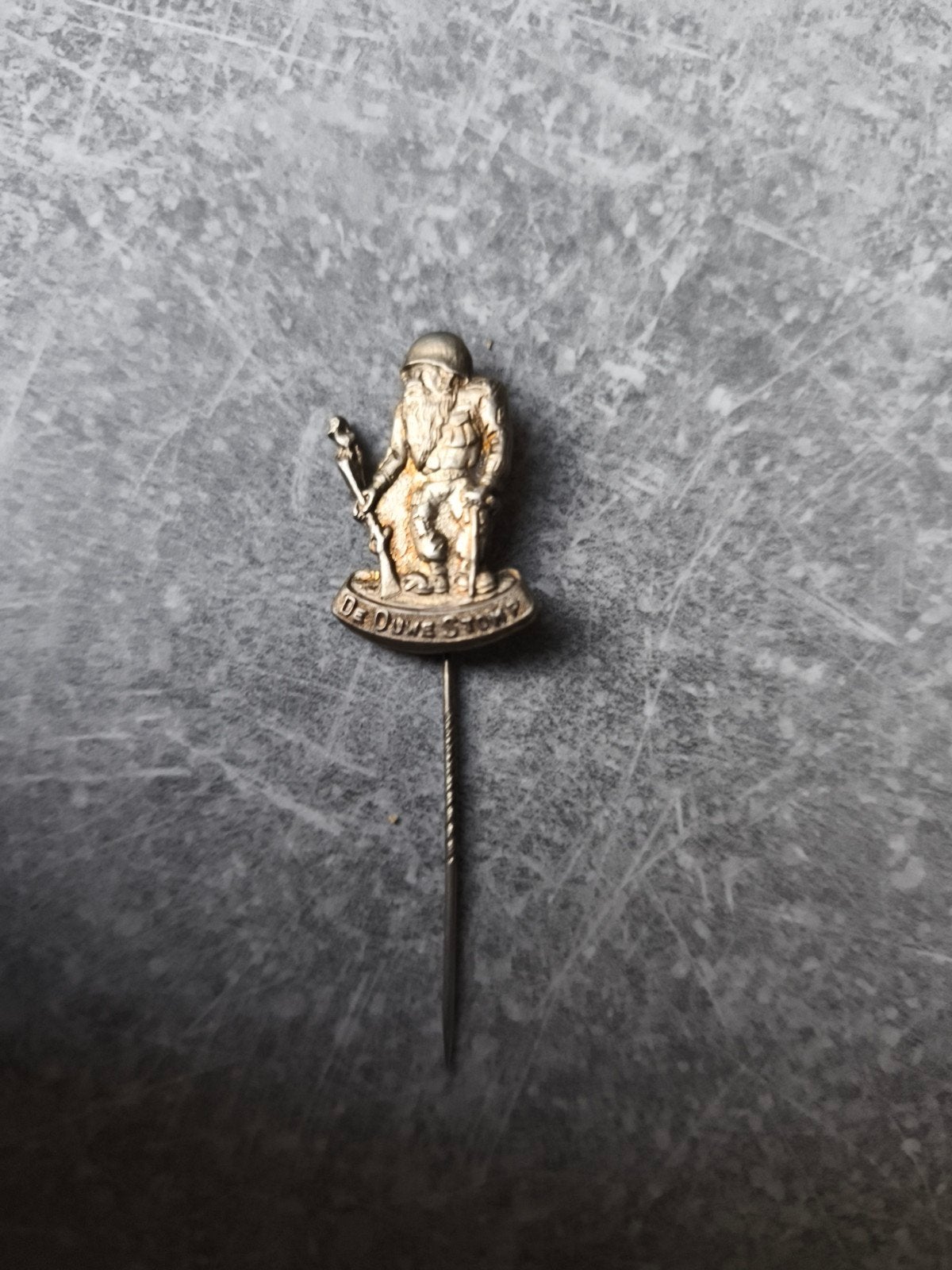 Militair speldje 'De Ouwe Stomp' - Vintage pin, Ophalen of Verzenden, Gebruikt, Overige onderwerpen, Speldje of Pin
