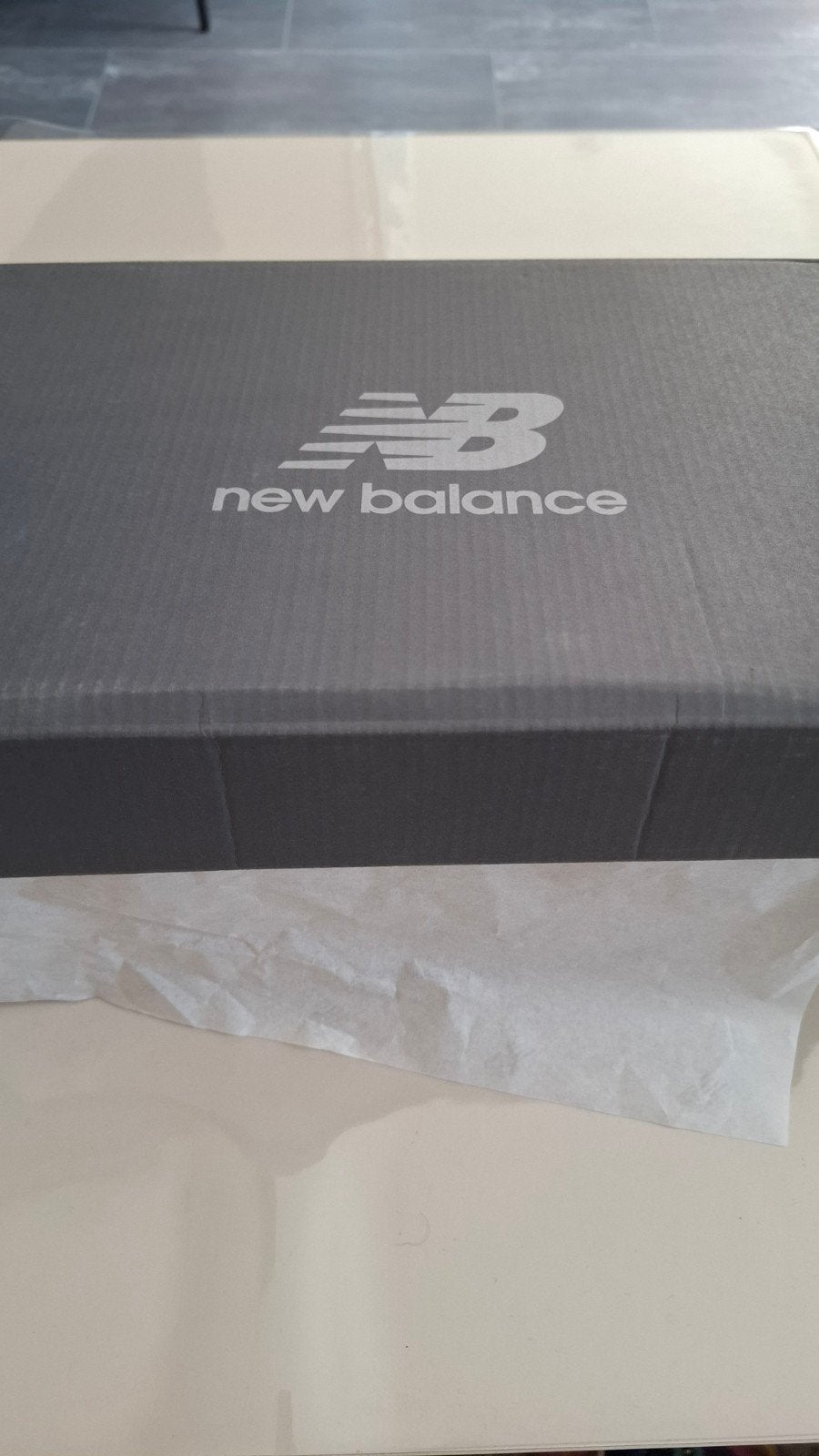 Nieuwe New Balance 9060 Suedine Donkerbruin - Maat 44.5, Kleding | Heren, Schoenen, Ophalen, New Balance, Bruin, Nieuw