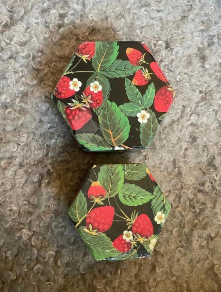 Set van 2 aardbeien opbergdoosjes, Ophalen of Verzenden, Gebruikt, Meerkleurig, Papier/karton