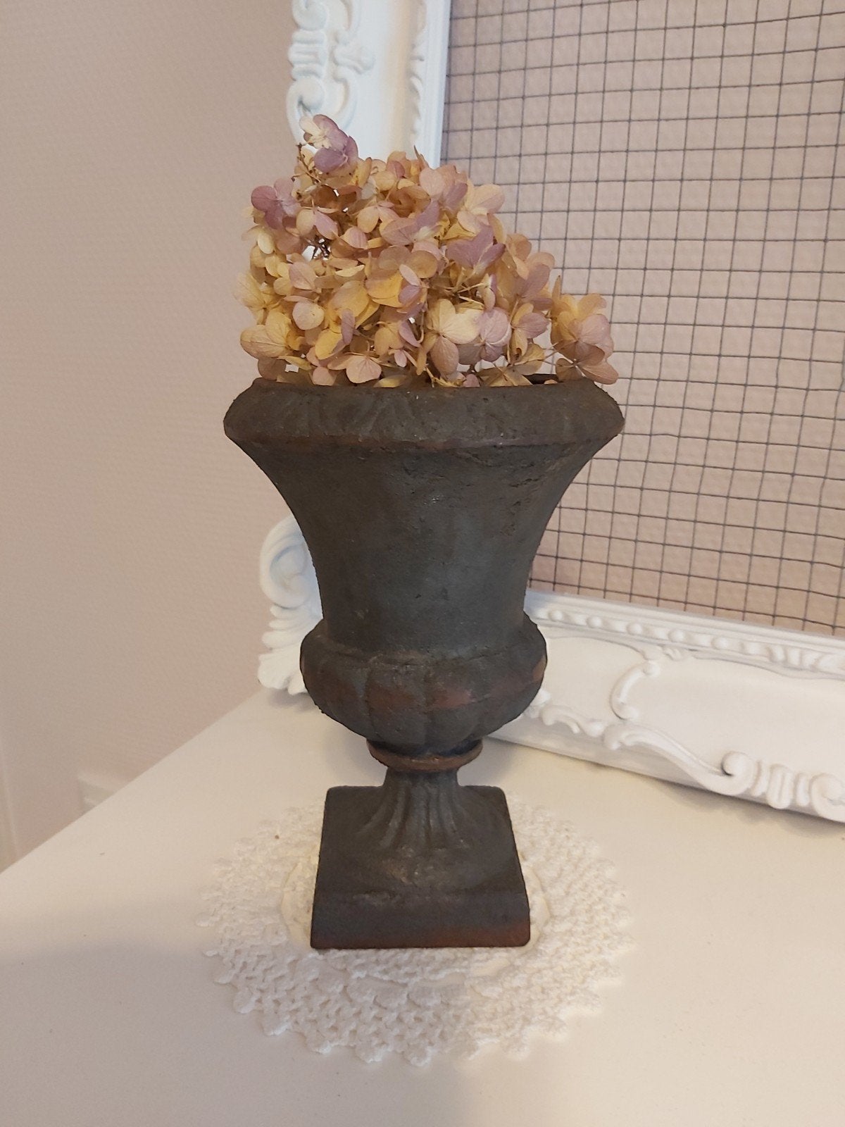 Brocante gietijzeren tuinvaas jardiniere op voet. 20 Cm hoog, Ophalen of Verzenden, Gebruikt