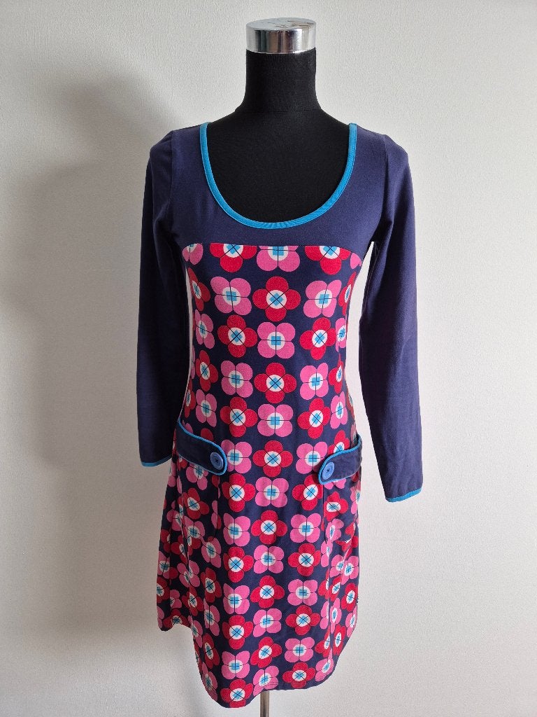 J500 - Blauw-roze Tante Betsy bloemenjurk mt S (1), Ophalen of Verzenden, Zo goed als nieuw, Blauw, Knielengte