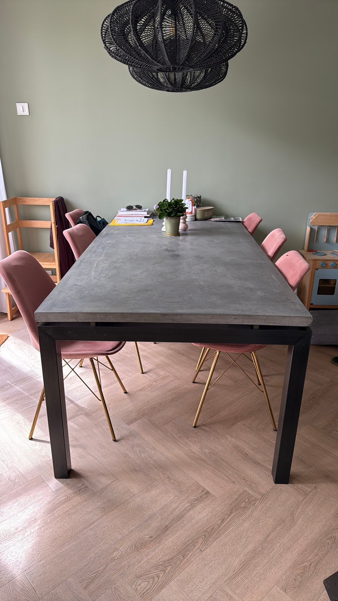 Betonne eettafel en / of 6 veloers roze stoelen, Ophalen, Overige materialen, Gebruikt, 200 cm of meer