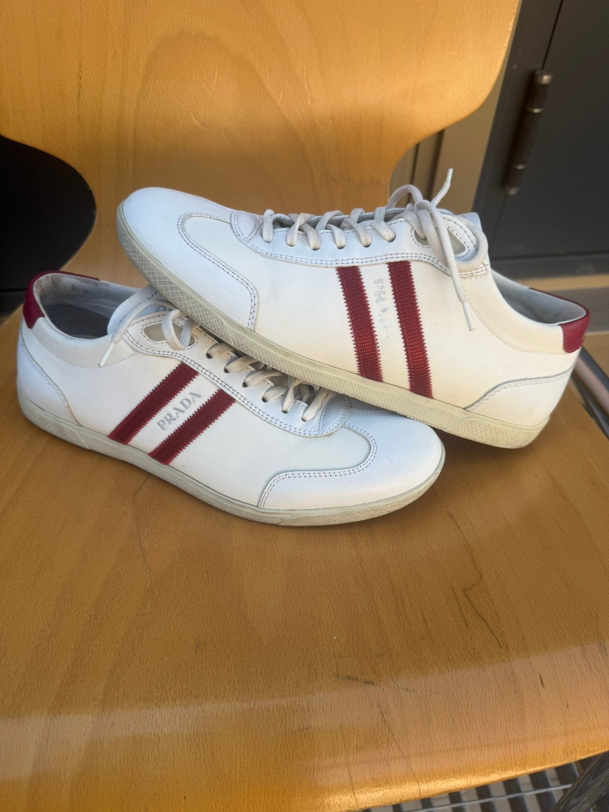 Prada sneakers wit met rode strepen,, Ophalen of Verzenden, Gedragen, Wit, Sneakers of Gympen