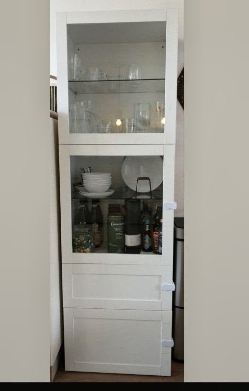 Witte vitrinekast met glazen deuren, Ophalen, Minder dan 50 cm, Modern, functioneel, 200 cm of meer