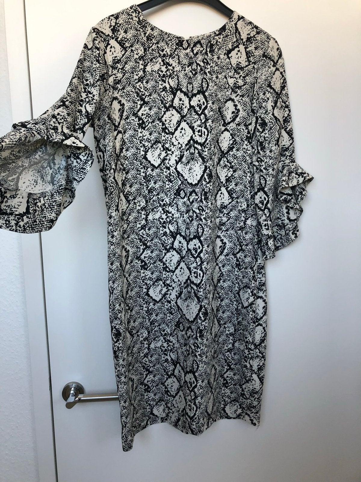 Nieuw zwart creme jurk Sixth Sense maat 34, Overige kleuren, Nieuw, Ophalen of Verzenden, Knielengte