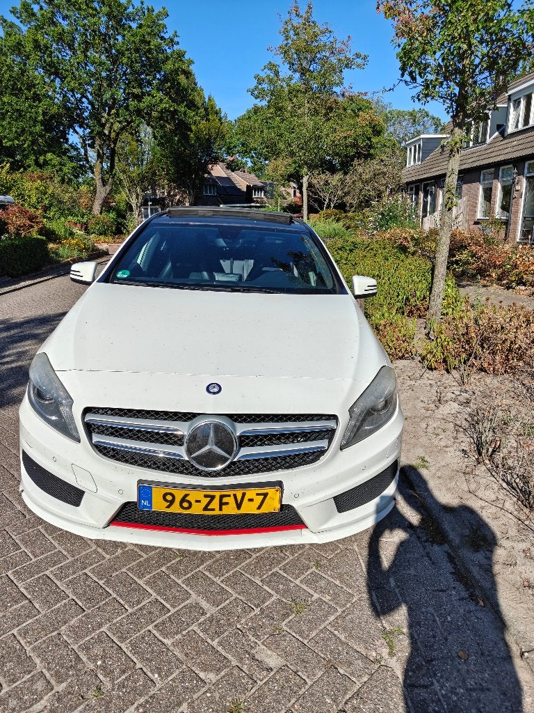 Mercedes-Benz A 180 AMG SPORT 170PK/PANO/LEDER/ALCANTARA, Achterwielaandrijving, 4 cilinders, Parkeersensor, Wit