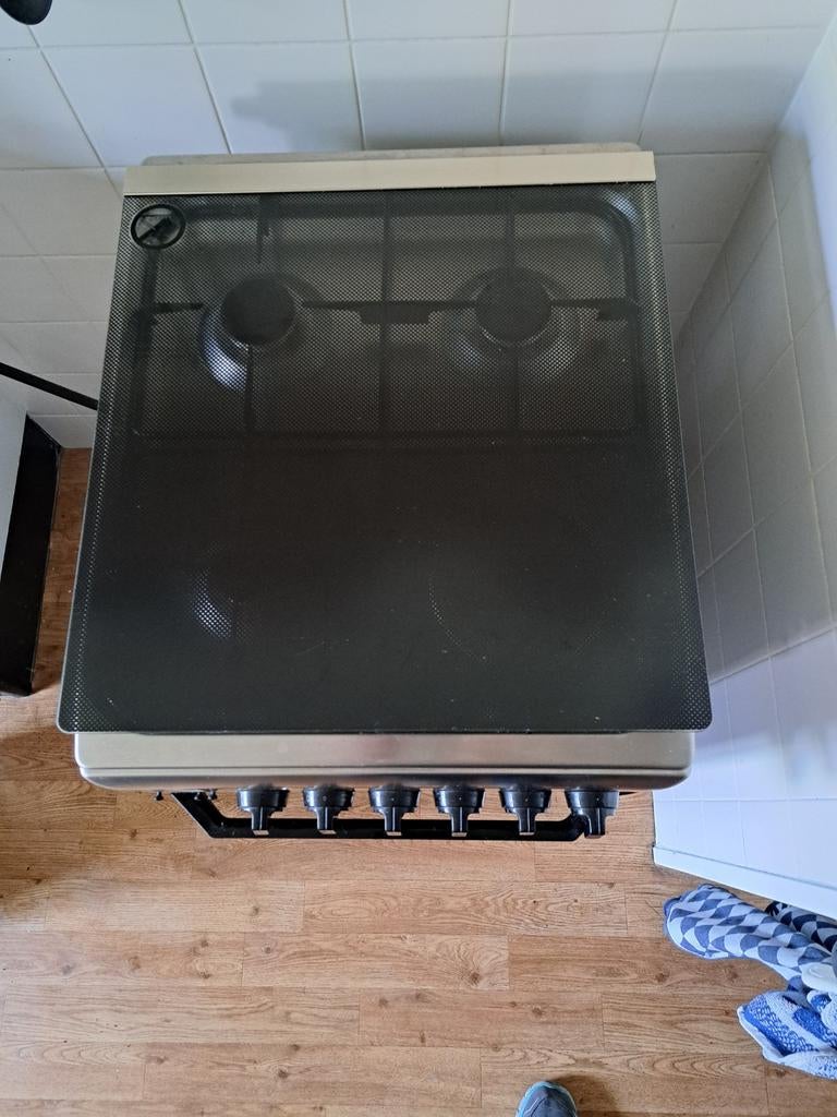 Nette functionerende 4 zones gasfornuis, Witgoed en Apparatuur, Ophalen, 4 kookzones, Gas, Vrijstaand