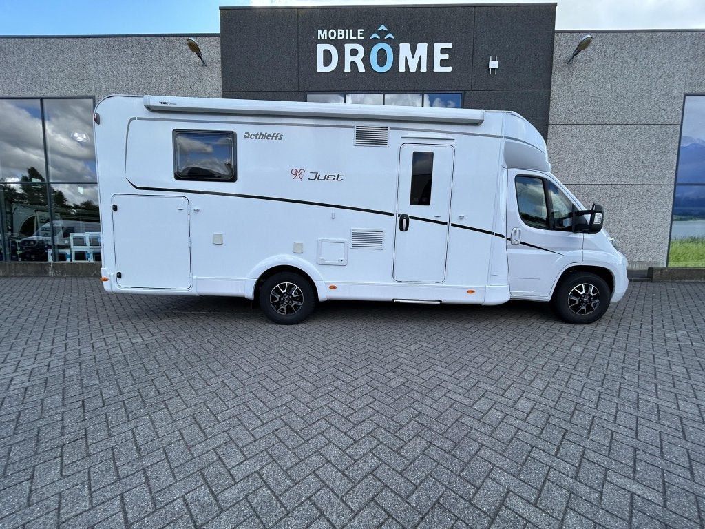 Ruime moderne Dethleffs Just 7052DBM met Queensbed, Caravans en Kamperen, Tot en met 2, Bedrijf, Koelkast, Dethleffs