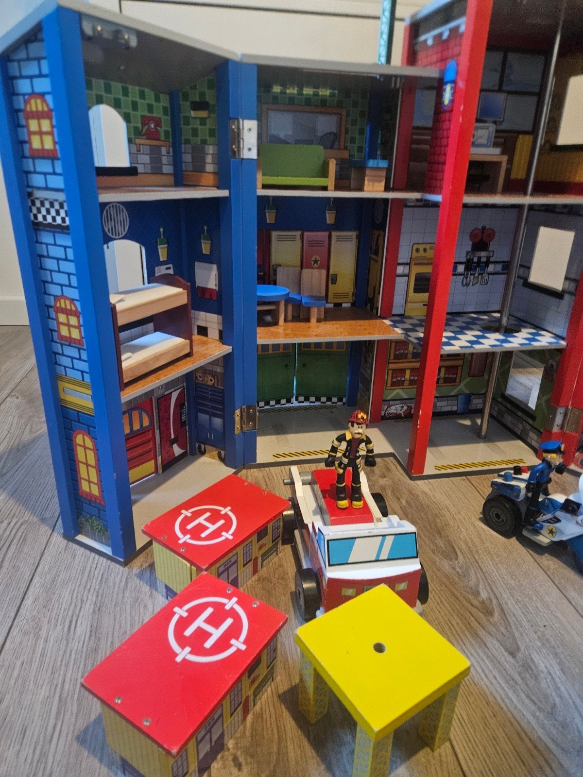 kidkraft Grote houten brandweerkazerne en politiebureau, Ophalen, Gebruikt
