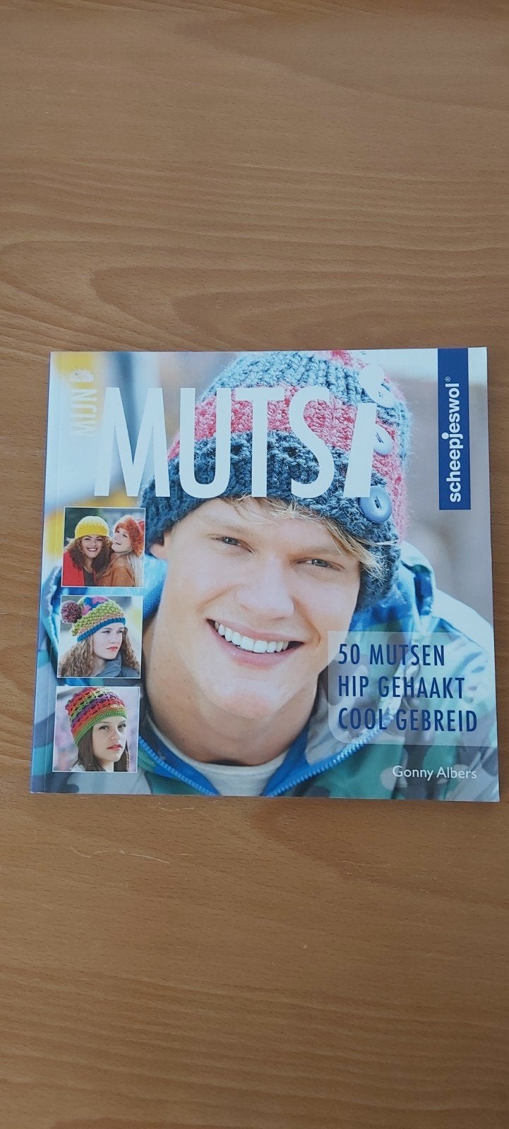 Muts! 50 mutsen hip gehaakt cool gebreid - Scheepjeswol, Boeken, Ophalen, Zo goed als nieuw, Breien en Haken, Gonny Albers