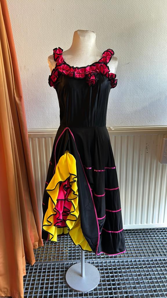 Zwarte Spaanse Jurk met Roze en Gele Ruffles, Ophalen, Zo goed als nieuw, Maat 36 (S), Carnaval