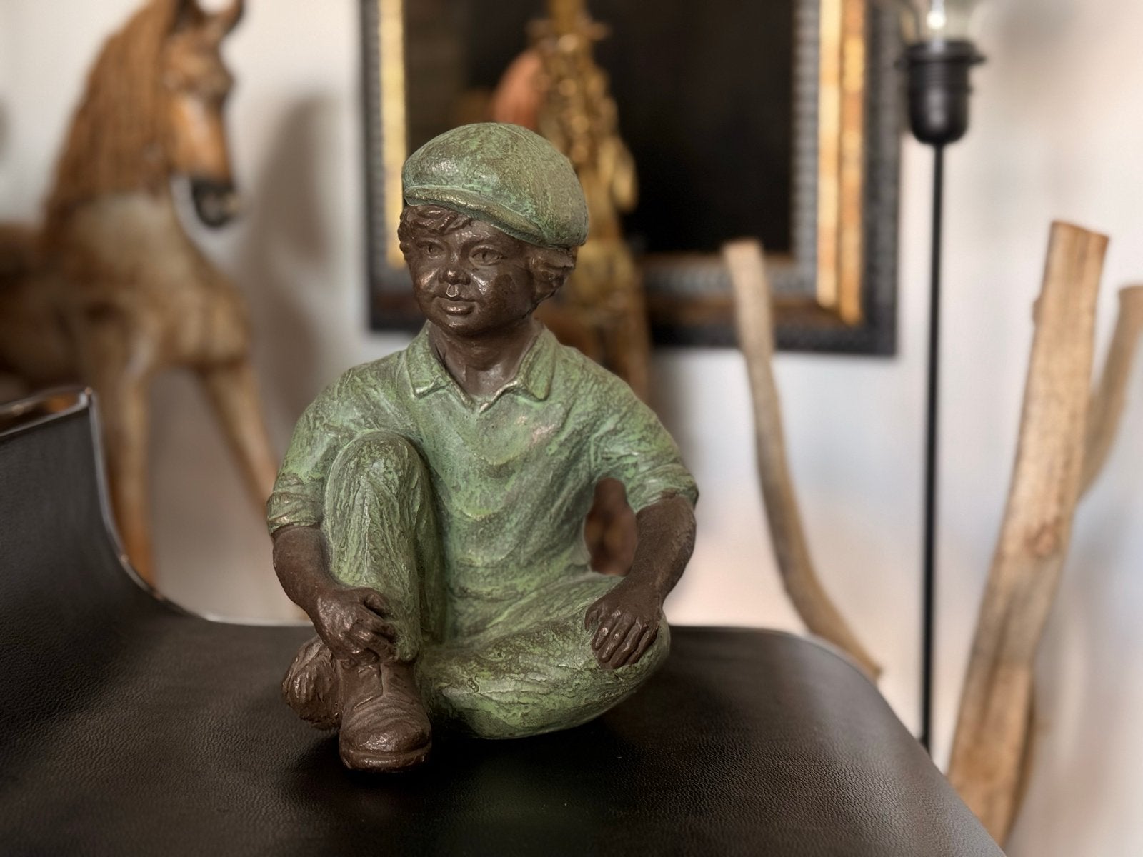 Beeldje van Geert Kunen, jongen met pet, 24cm hoog, Antiek en Kunst, Kunst | Beelden en Houtsnijwerken, Ophalen of Verzenden, Steen of Keramiek