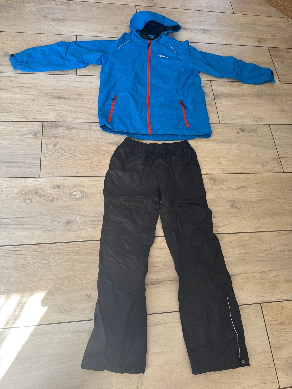💙Regenpak mt 176/S - Blauwe jas en zwarte broek, Caravans en Kamperen, Regenkleding, Ophalen of Verzenden, Nieuw, Regenpak, Kinderen