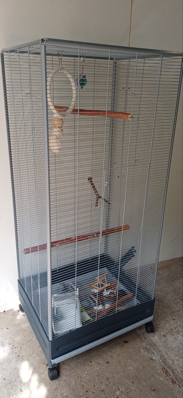grote vogelkooi papagaaienkooi netjes mooi met toebehoren, Ophalen, Zo goed als nieuw, Metaal, Vogelkooi