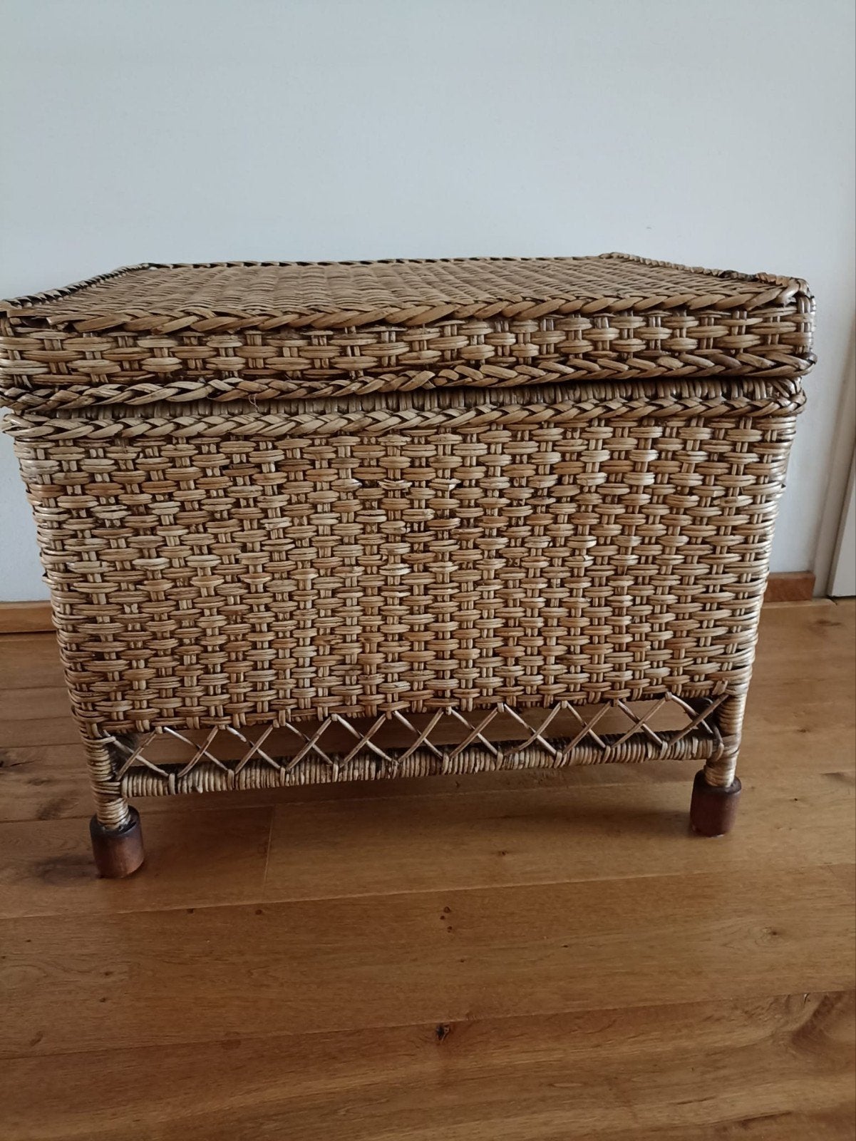 Rotan bijzet tafel / rieten mand, Huis en Inrichting, Woonaccessoires | Krantenbakken en Lectuurbakken, Ophalen