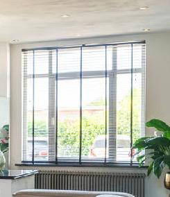 Zwarte houten luxaflex of horizontale jaloezieën., Ophalen, Zo goed als nieuw, 200 cm of meer