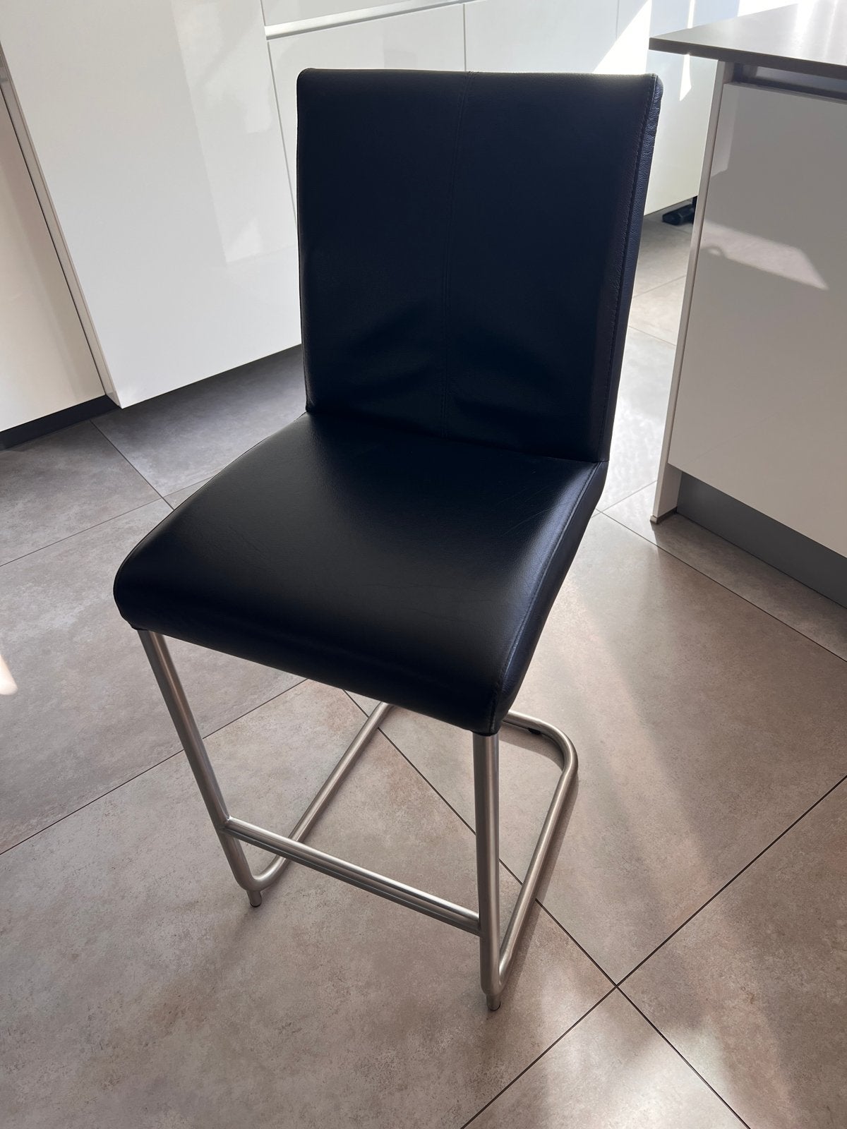 2 stuks Leren hoge keuken stoelen met rugleuning - Zwart, Ophalen, Zwart, Leer, Zo goed als nieuw