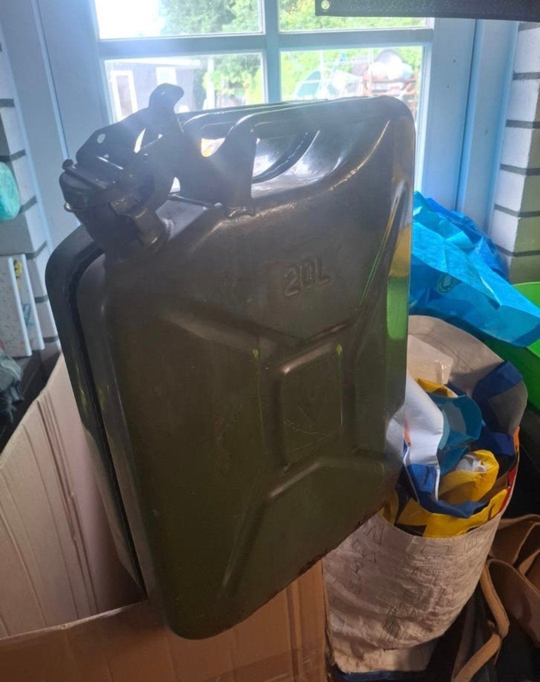 20 liter jerrycan, Ophalen