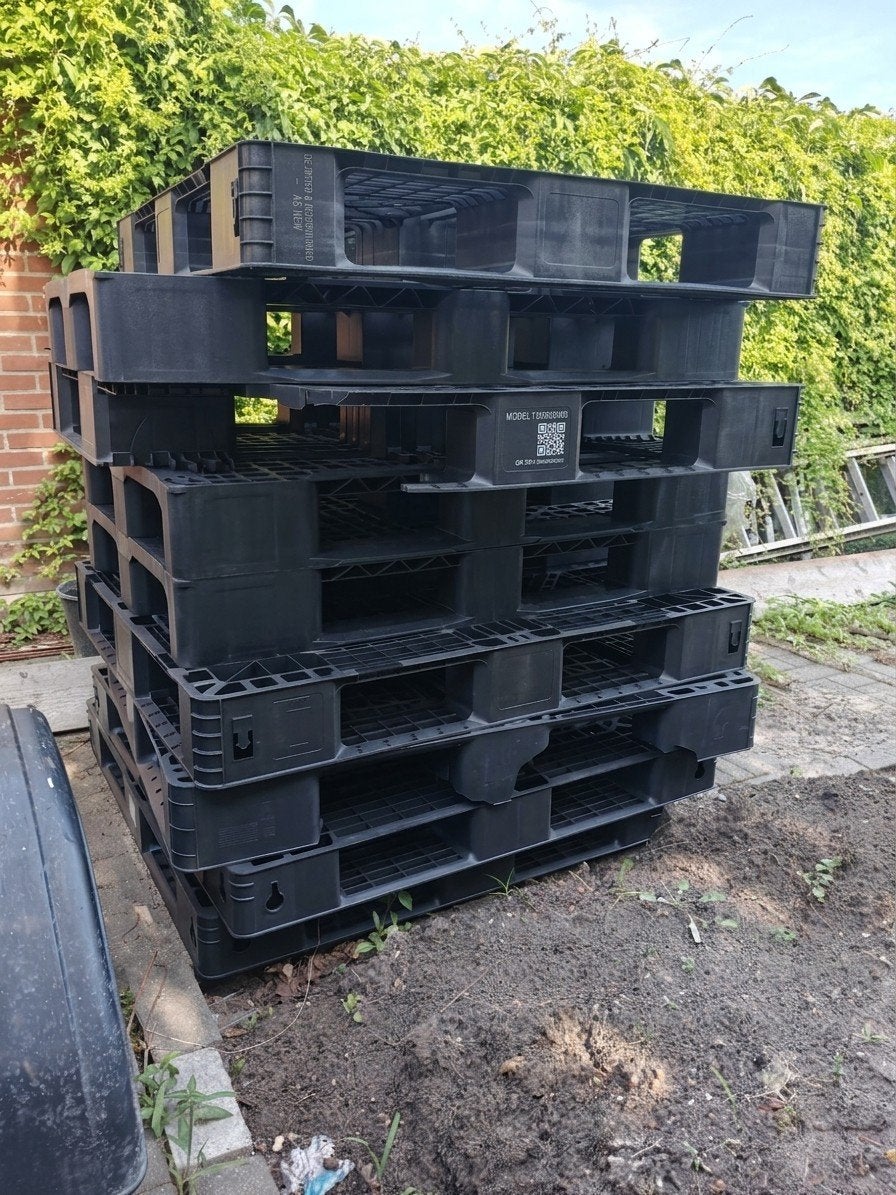 9 gebruikte plastic pallets, 2 met lichte schade, Ophalen of Verzenden