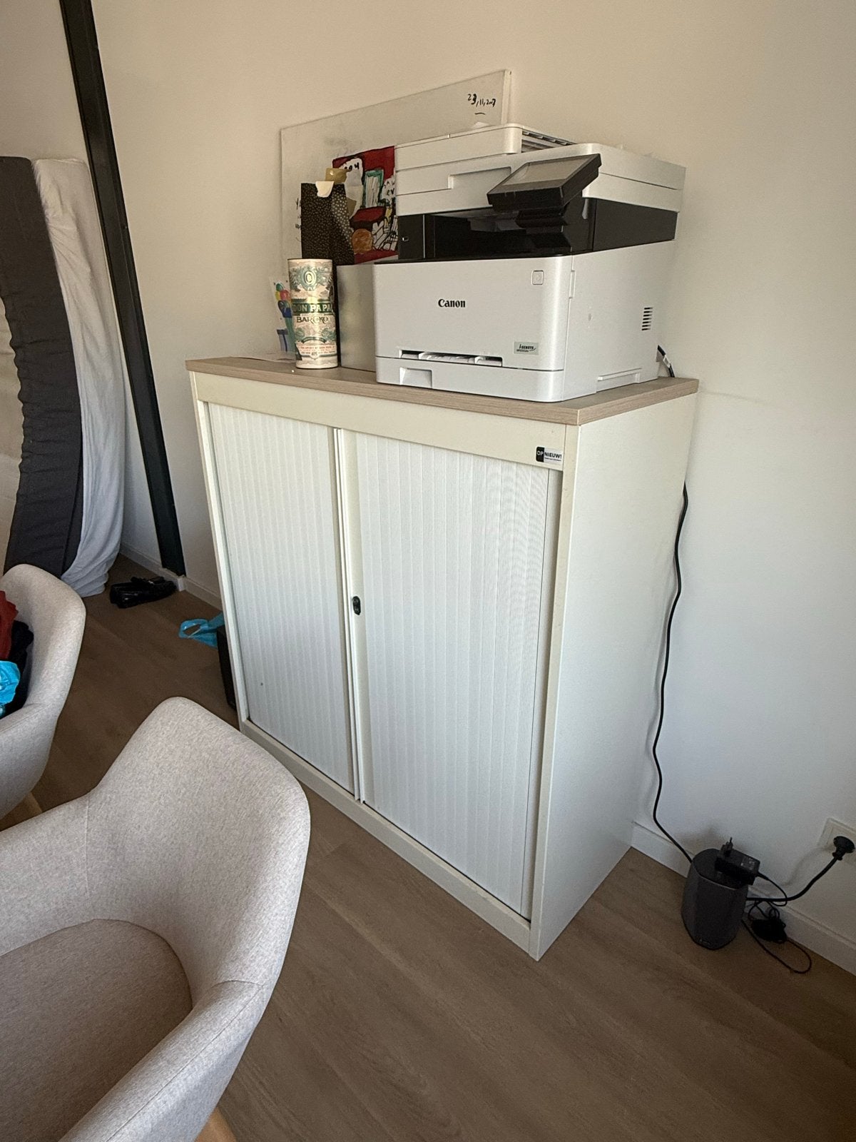 Bank, dossierkast, tafel met stoelen en bureau’s, Ophalen of Verzenden, Gebruikt