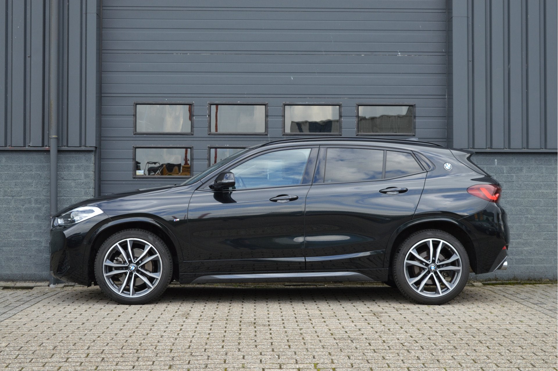 BMW X2 sDrive20i | M-PAKKET | CAMERA | TREKHAAK | HIFI | LED, 1998 cc, Met garantie (alle), 1435 kg, Leder en Stof